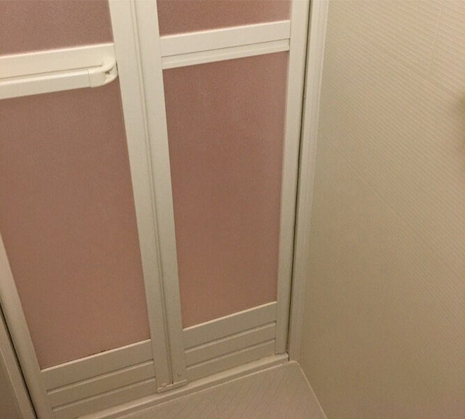 浴室の扉